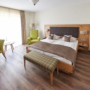 Zimmer mit Kingsize-Bett